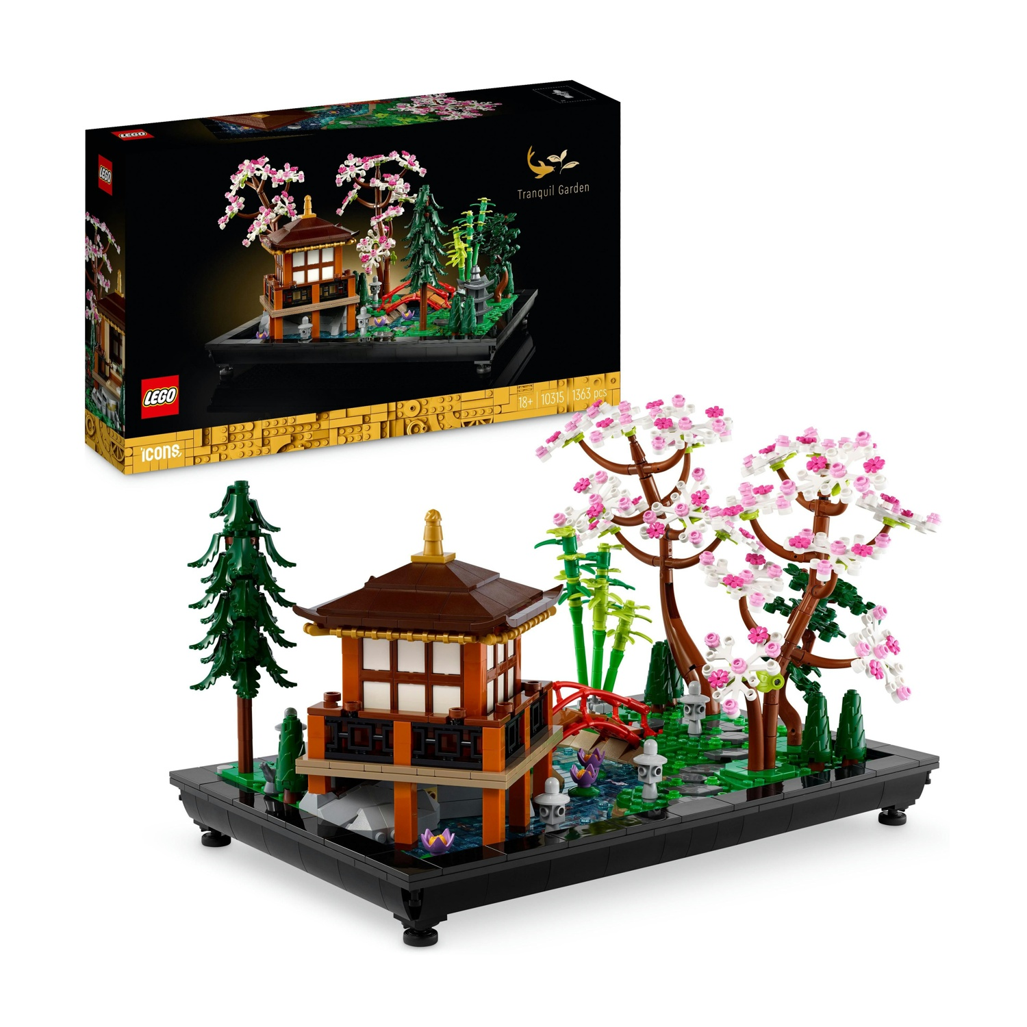 Set Lego Tranquil Garden. Presenta una pagoda, alberi con fiori rosa, un ponte rosso e uno stagno, il tutto su una base nera.