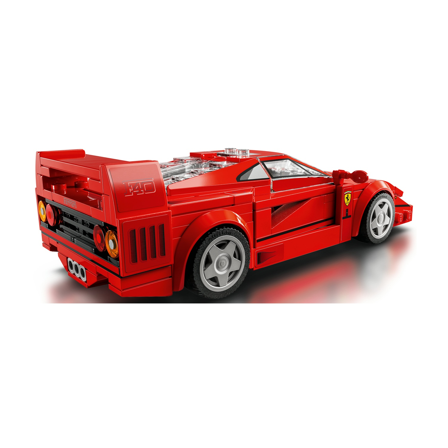 Un modello rosso Lego Ferrari F40 è esposto su sfondo bianco. L'auto è angolata, mostrando i dettagli dello spoiler posteriore e delle ruote.