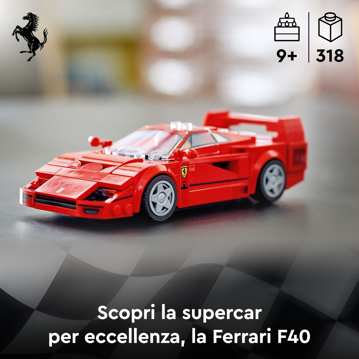 Modello di auto Lego Ferrari F40 rosso. Motivo a scacchi in bianco e nero in primo piano. Logo Ferrari in alto a sinistra.