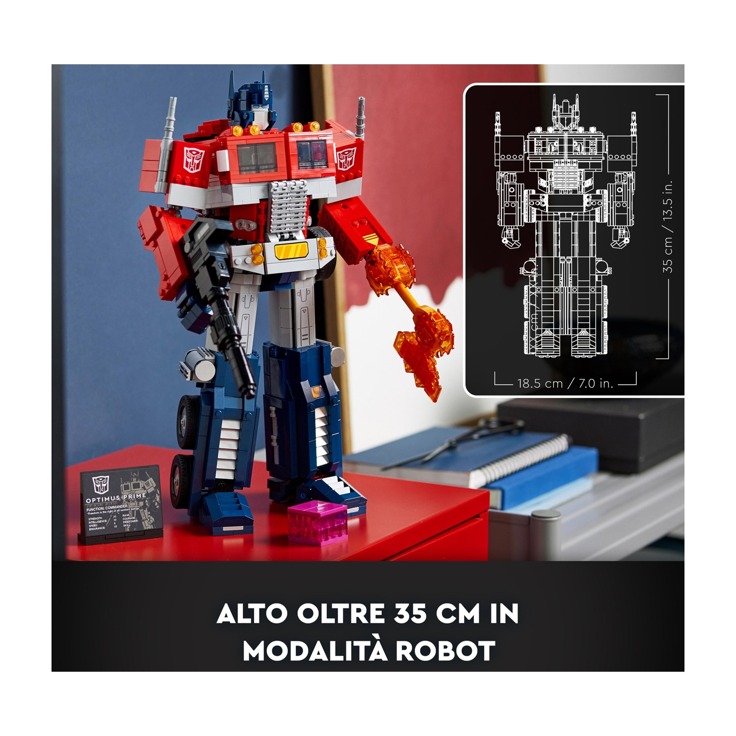 Modello robot LEGO Optimus Prime. Colori rosso, bianco e blu. Tiene un'arma. Schema accanto. Testo in italiano in basso.