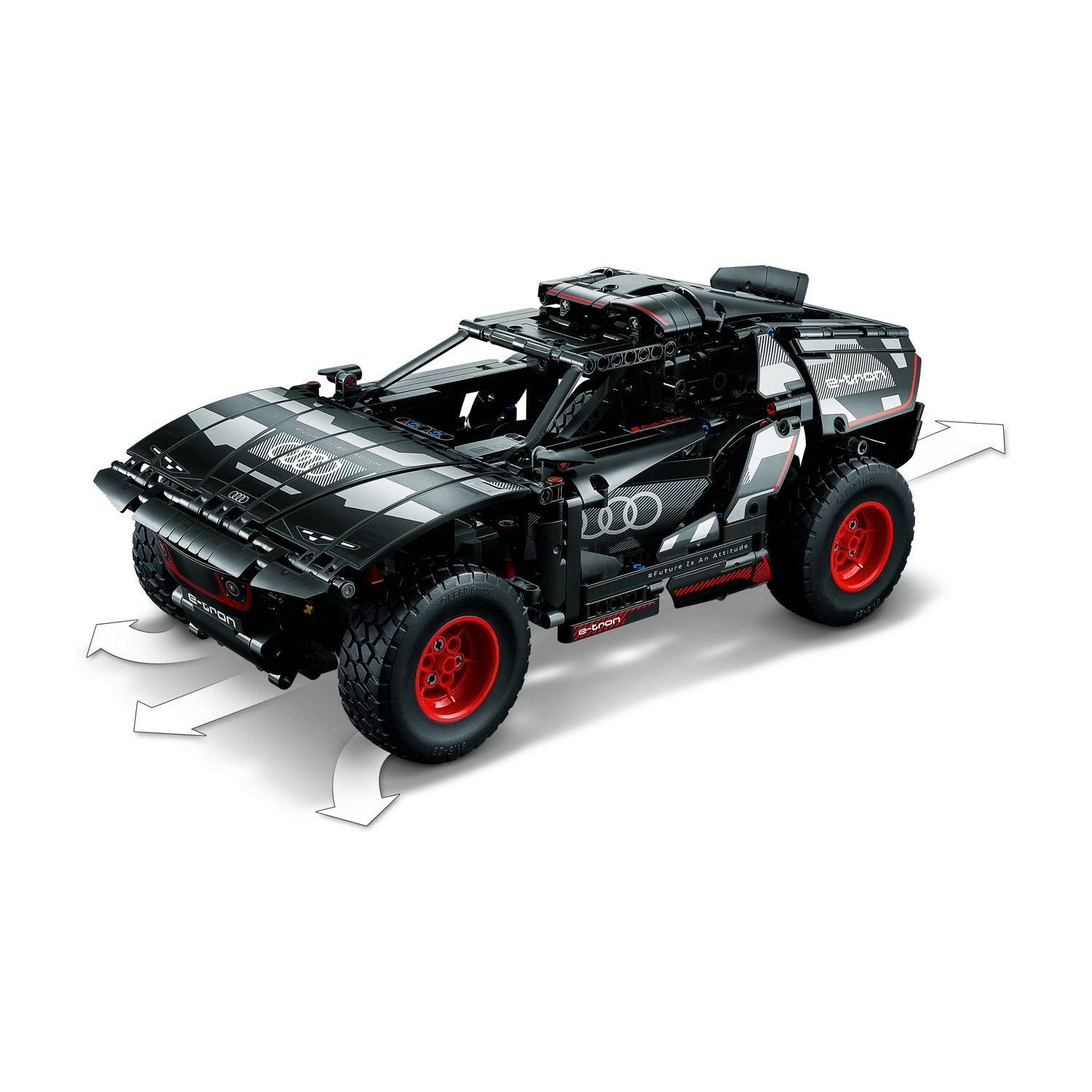 Un'auto Lego Audi e-tron nera con ruote rosse. Le frecce indicano il movimento. Sfondo bianco.