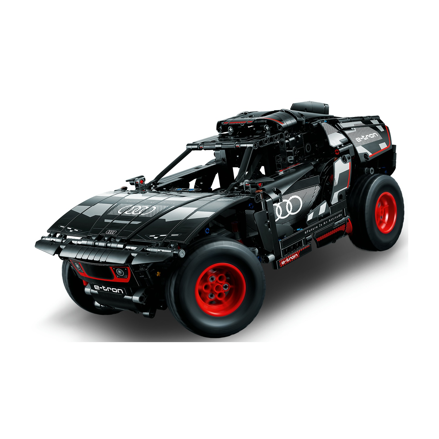 Modello di auto Audi e-tron nero. Ruote e dettagli rossi. L'auto è su sfondo bianco. Ha il logo e-tron.
