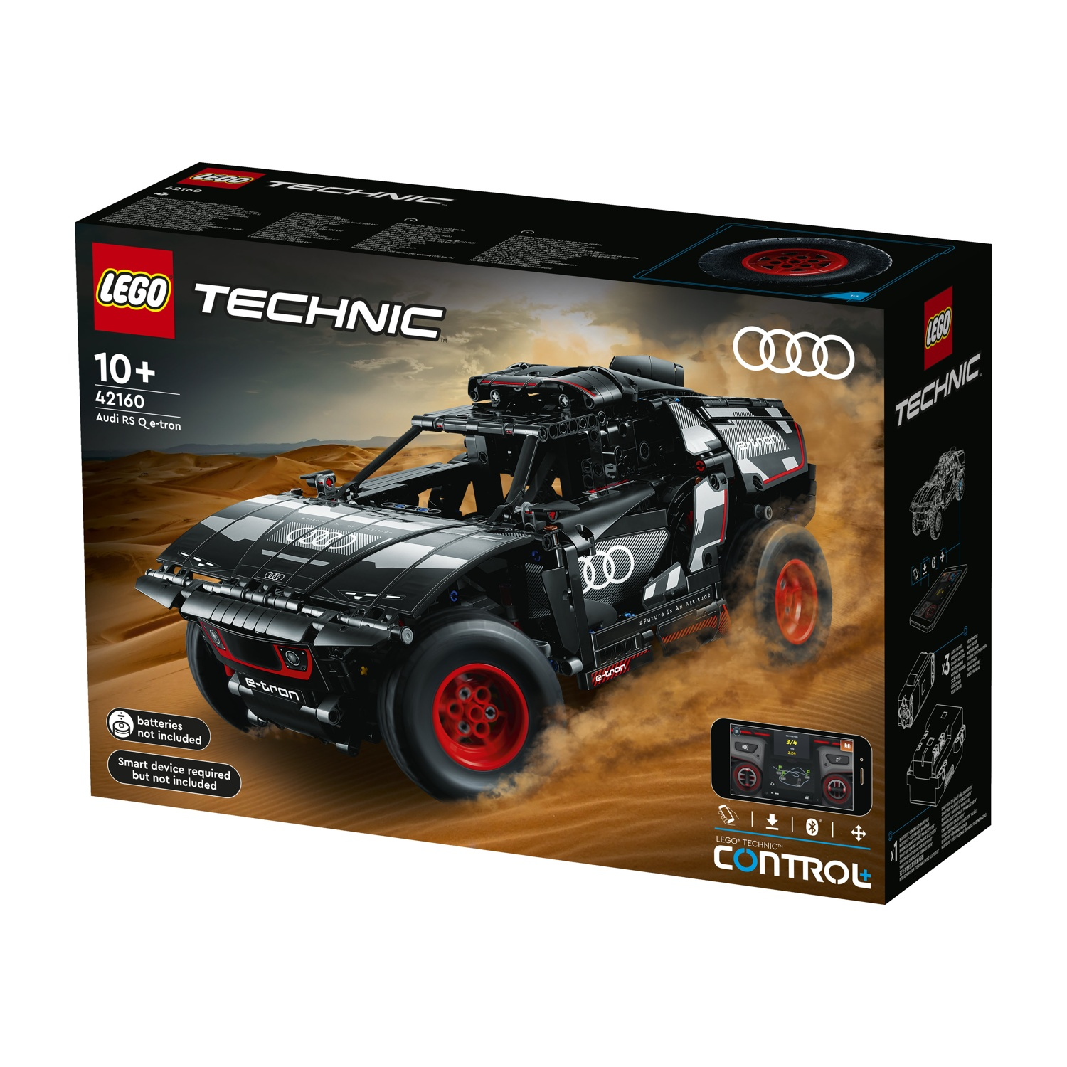 Una scatola Lego Technic mostra un'Audi RS Q e-tron nera. Ha ruote rosse e uno smartphone mostra le funzioni di controllo. Lo sfondo è sabbioso.