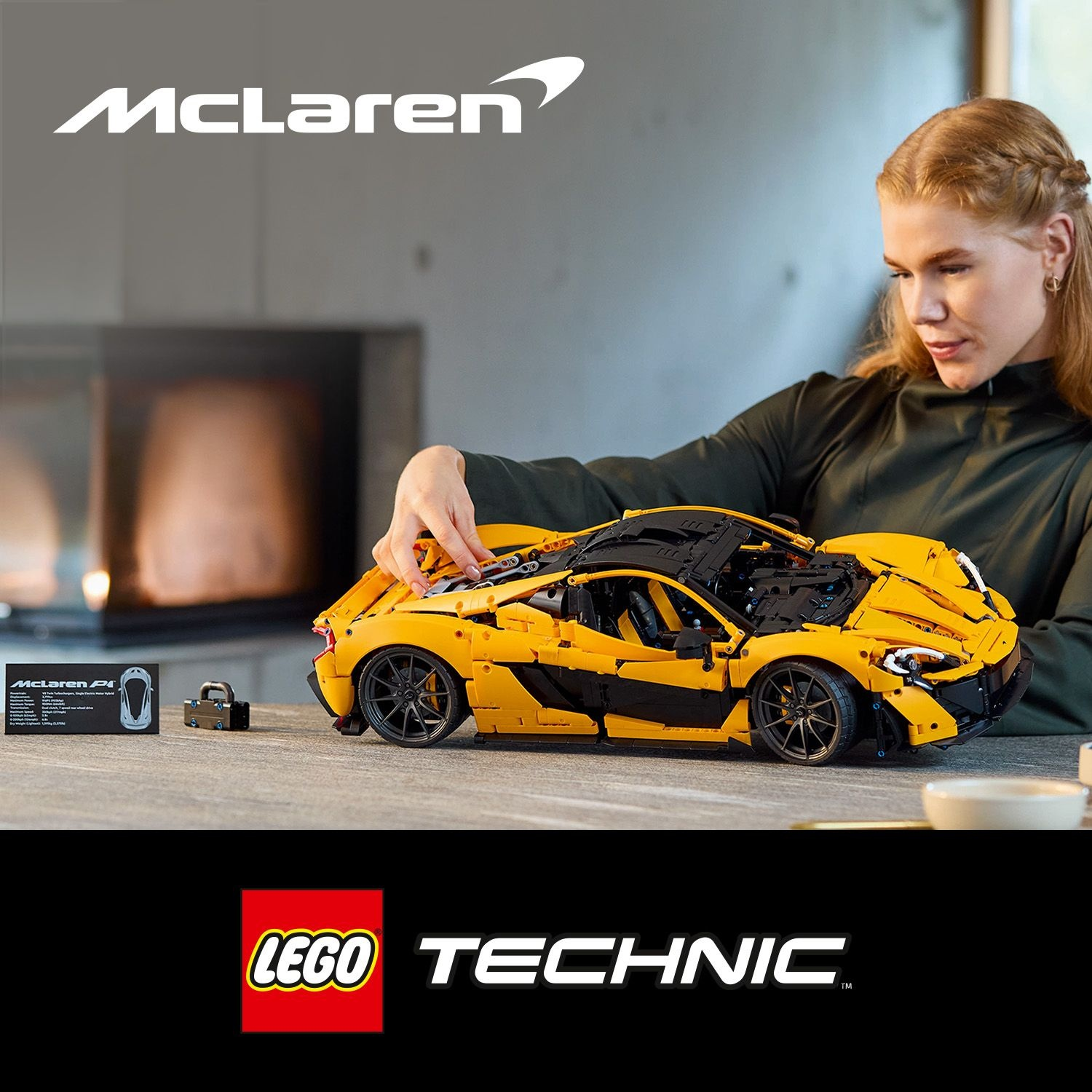 Una donna assembla un'auto McLaren LEGO gialla. I loghi includono McLaren e LEGO Technic. L'auto è su un tavolo.
