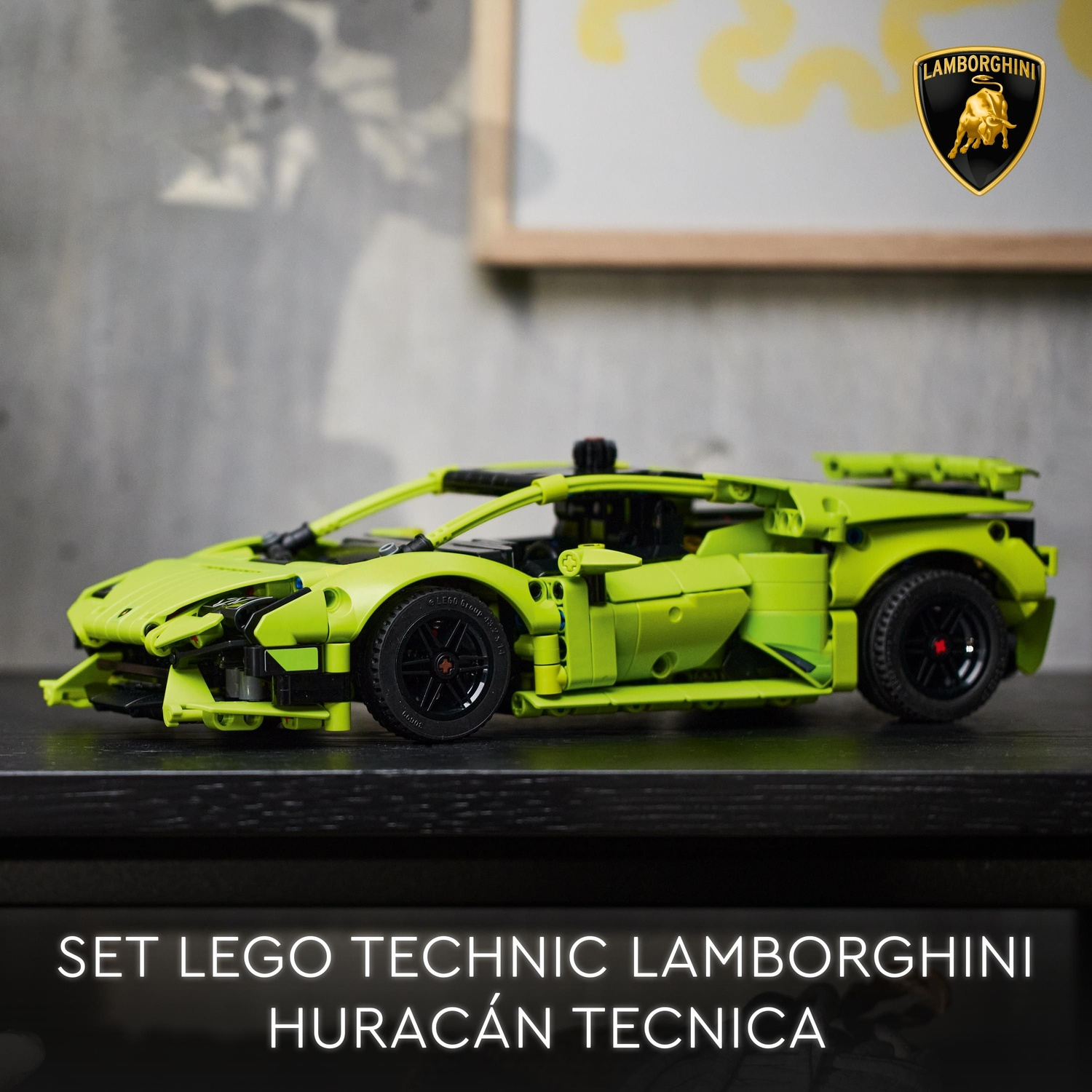 Un modello Lego Technic Lamborghini Huracán Tecnica verde lime è su una superficie nera. Un logo Lamborghini è visibile sullo sfondo.