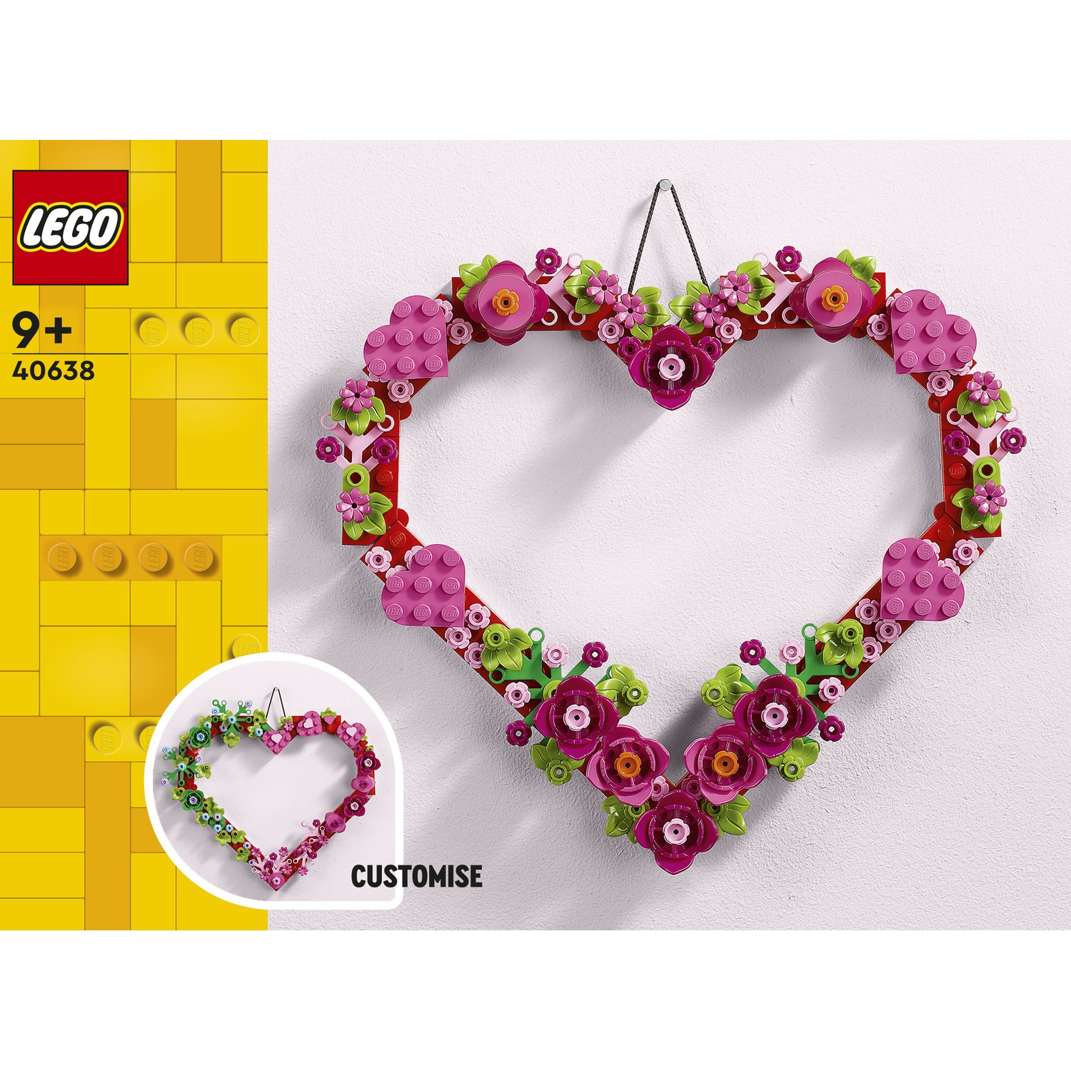 Una ghirlanda Lego a forma di cuore con fiori, appesa a un muro bianco. Logo Lego e dettagli del prodotto nell'angolo.