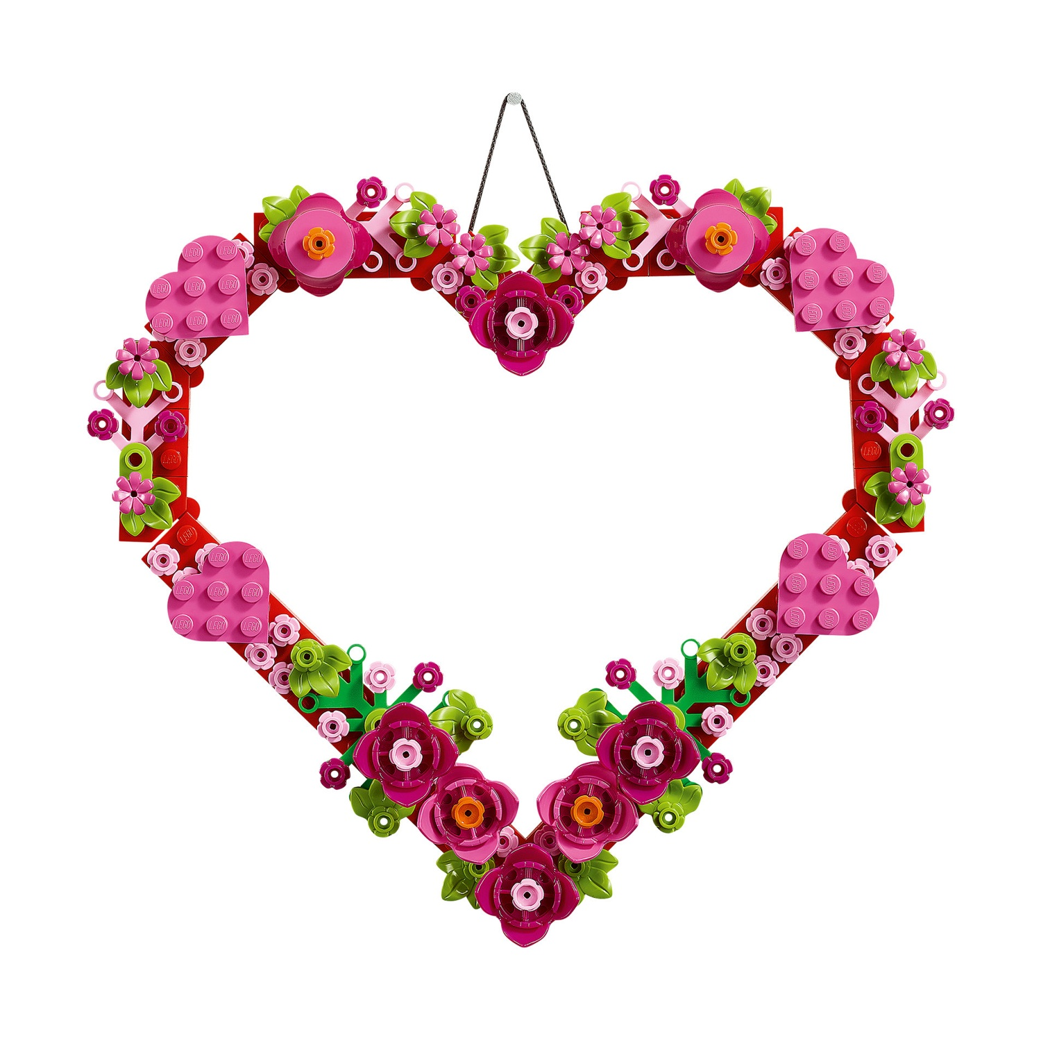 Una ghirlanda a forma di cuore Lego con fiori rosa e rossi, foglie verdi e un filo per appenderla su sfondo bianco.