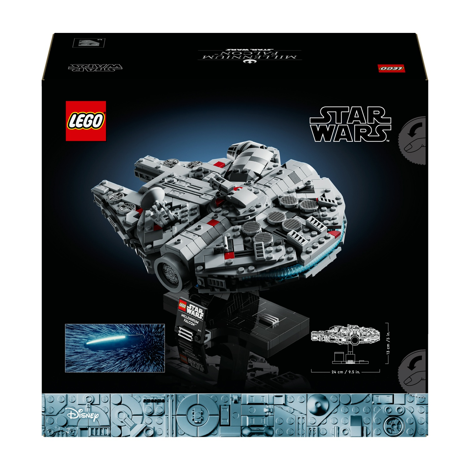 Un set Lego Star Wars Millennium Falcon. Il modello è grigio con dettagli rossi, esposto su un supporto nero su sfondo scuro.