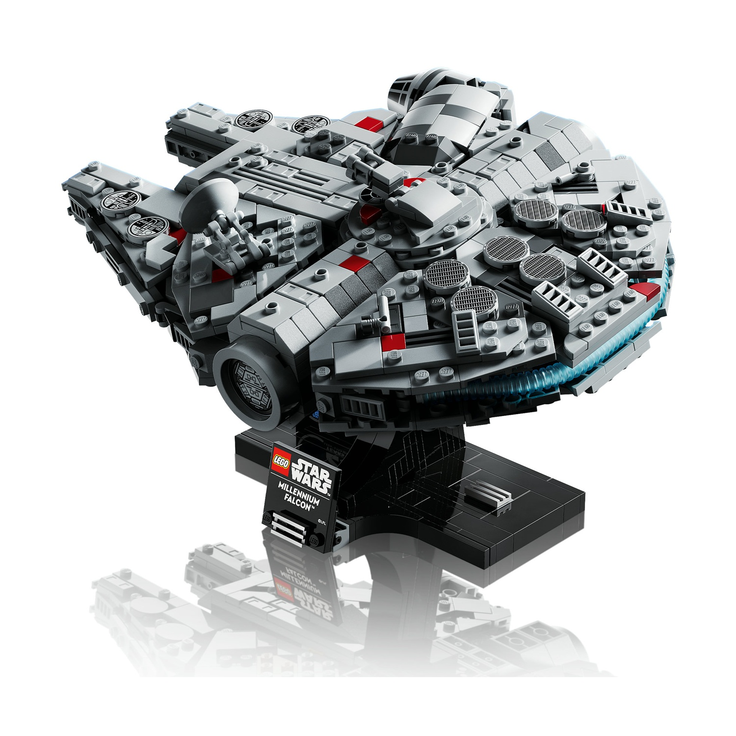 Un modello Lego del Millennium Falcon, grigio con accenti rossi, su un supporto nero. Si riflette su una superficie bianca.