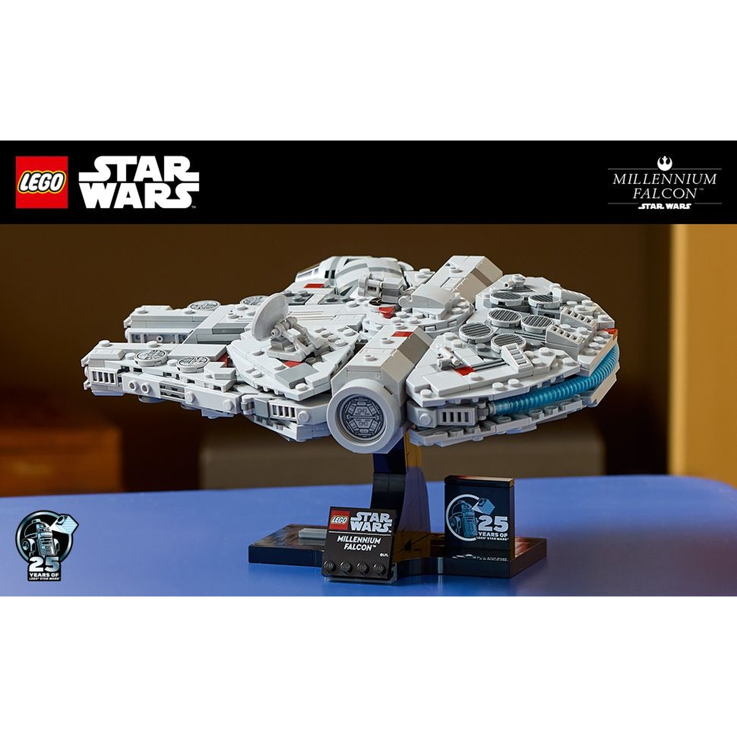Un modello Lego Star Wars Millennium Falcon. È grigio, su un supporto nero. Accenti blu sono visibili. Lo sfondo è sfocato.