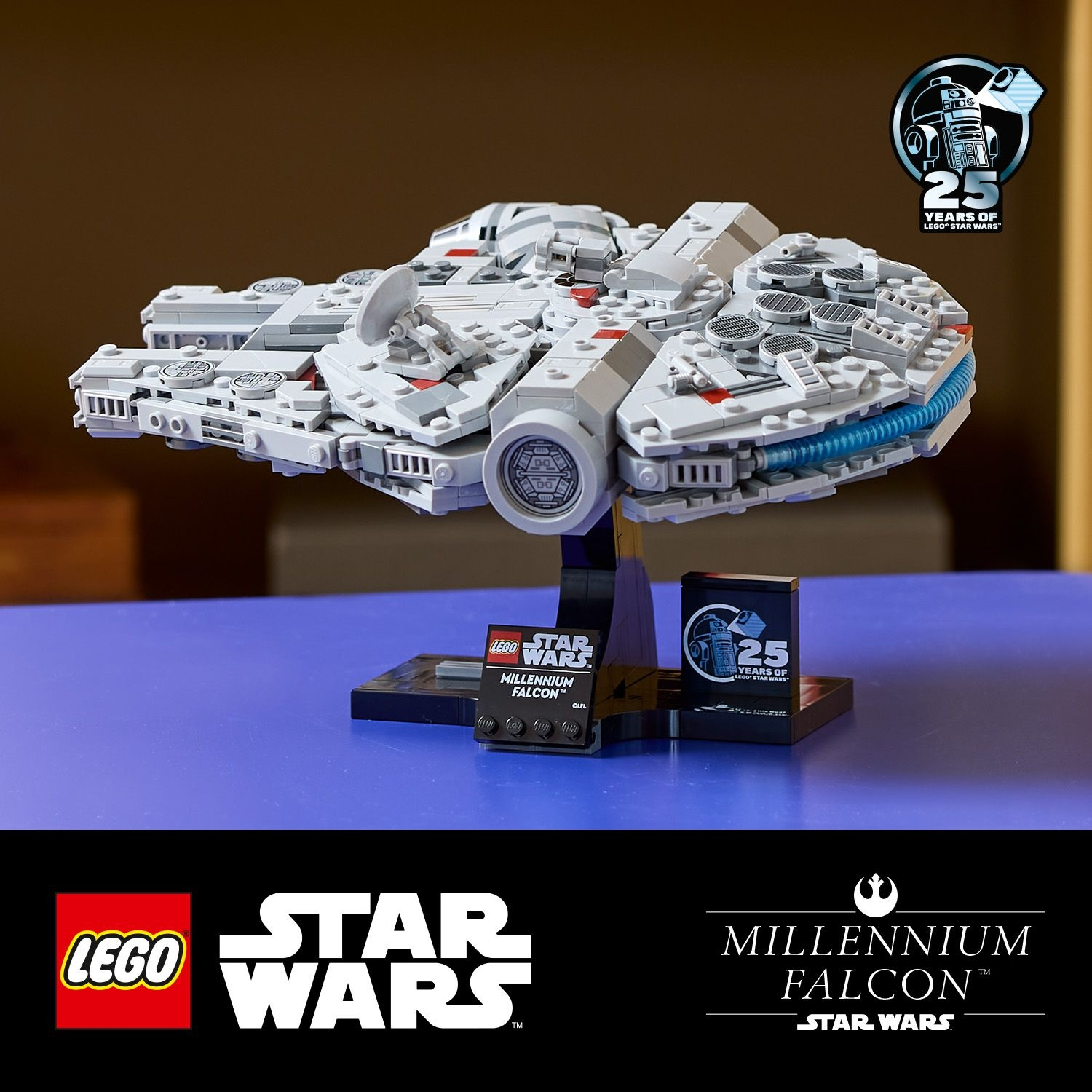 Un modello Lego Millennium Falcon su una superficie blu. Il modello è grigio con dettagli. I loghi di Star Wars e Lego sono in basso.