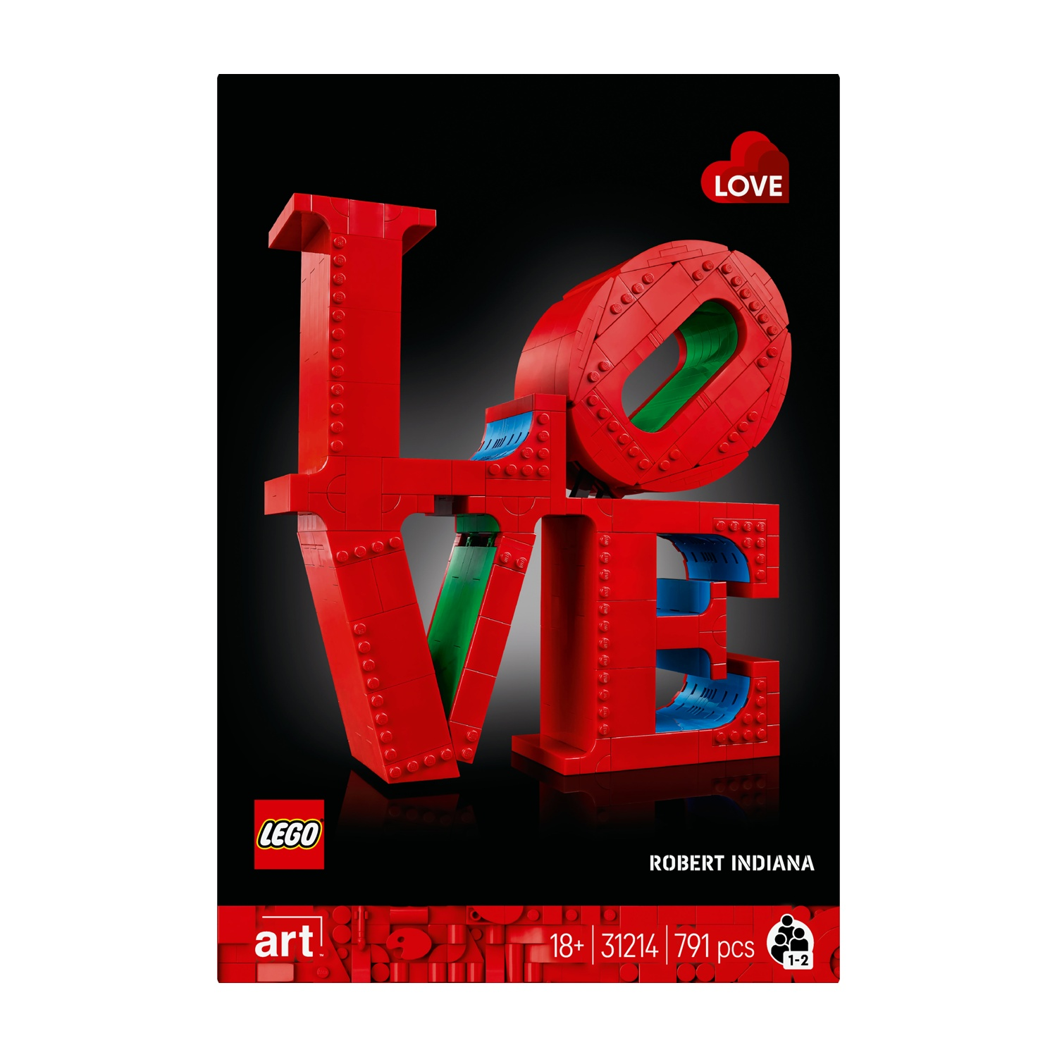 Una scultura LEGO rossa che scrive LOVE. La O è inclinata. Lo sfondo è nero. Sono etichettati anche LEGO e Robert Indiana.
