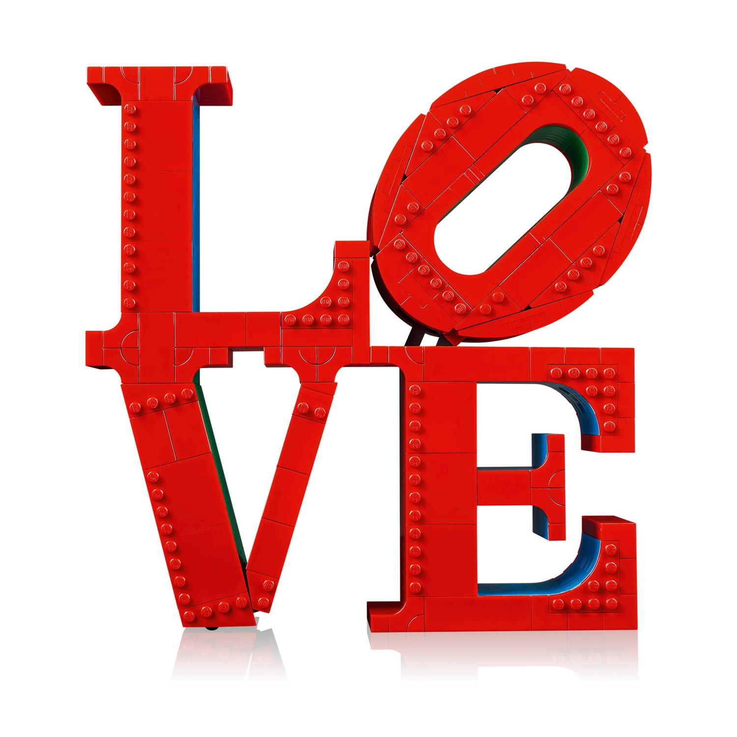 La parola AMORE in blocchi Lego rossi. La 'O' è inclinata. Accenti blu e verdi sono visibili all'interno delle lettere. Sfondo bianco.