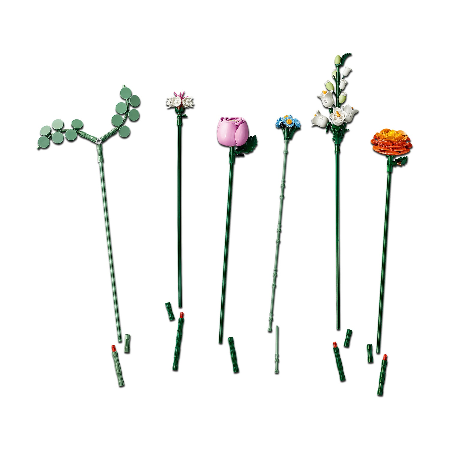 Diversi fiori di plastica su steli verdi: rosa rosa, fiore arancione, fiori bianchi e blu e foglie verdi.