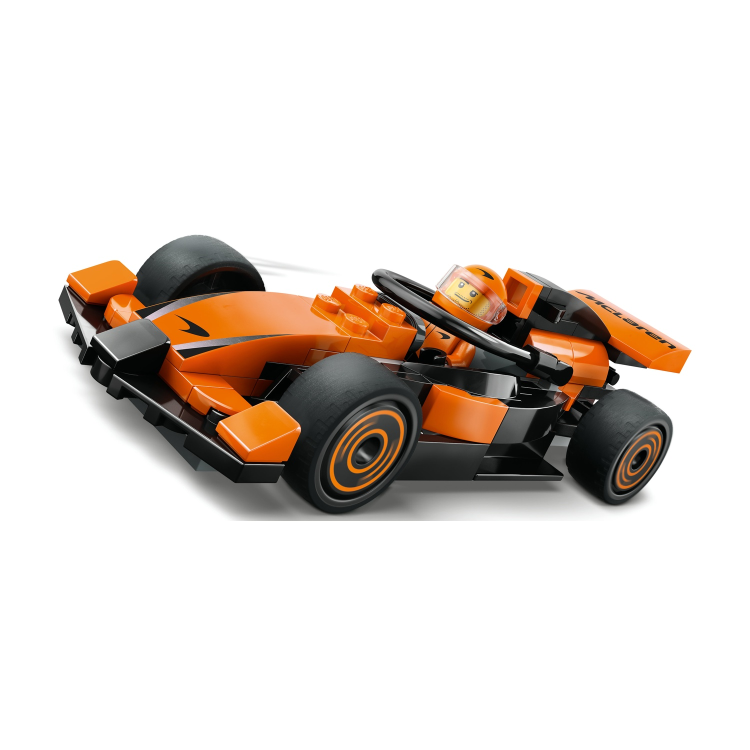 Un'auto da corsa Lego arancione e nera con un pilota. L'auto è su sfondo bianco. L'auto ha ruote grandi e il logo McLaren.