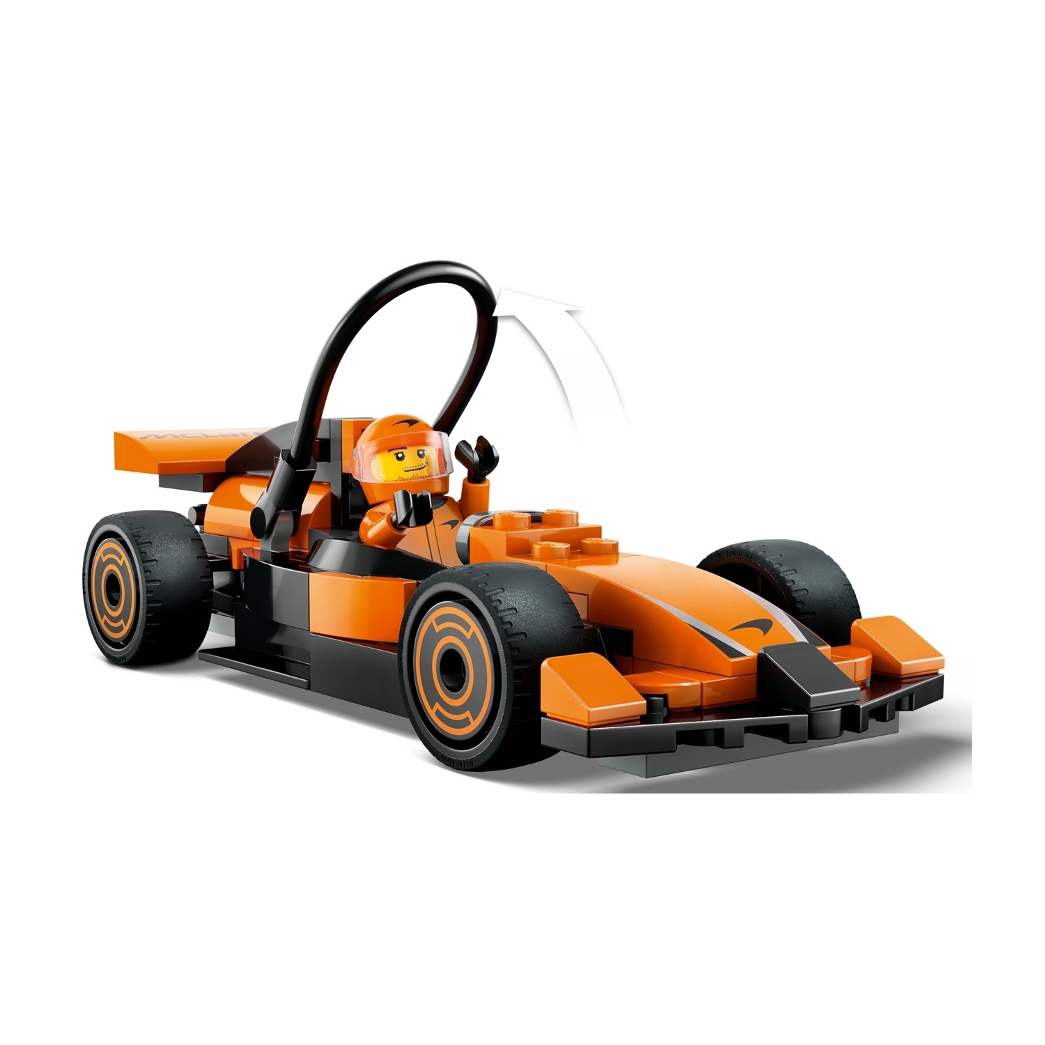 Un'auto da corsa Lego arancione e nera con un pilota all'interno. L'auto ha ruote grandi e un roll bar nero. Lo sfondo è bianco.