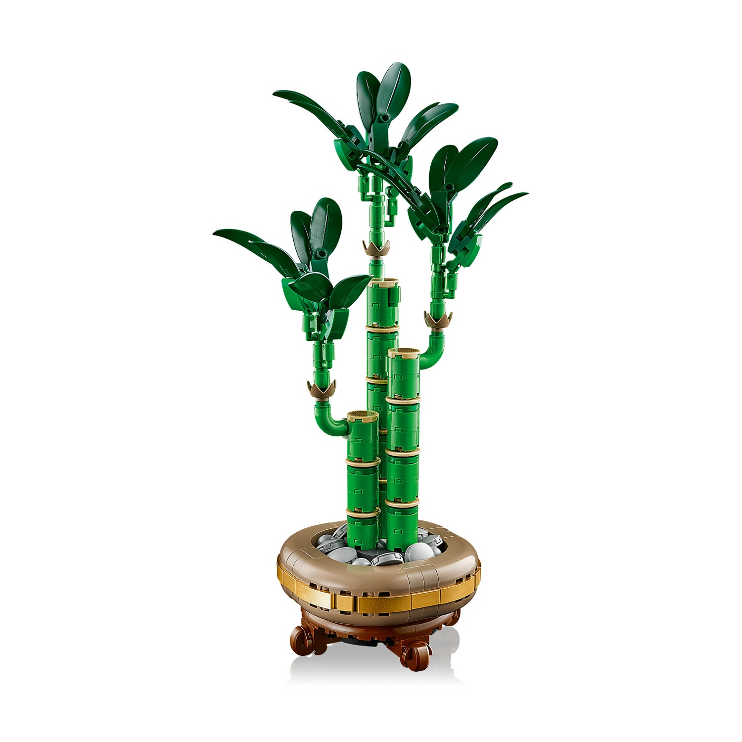 Una pianta di bambù Lego in un vaso marrone con pietre bianche. Il bambù è verde, con diversi steli e foglie, su sfondo bianco.