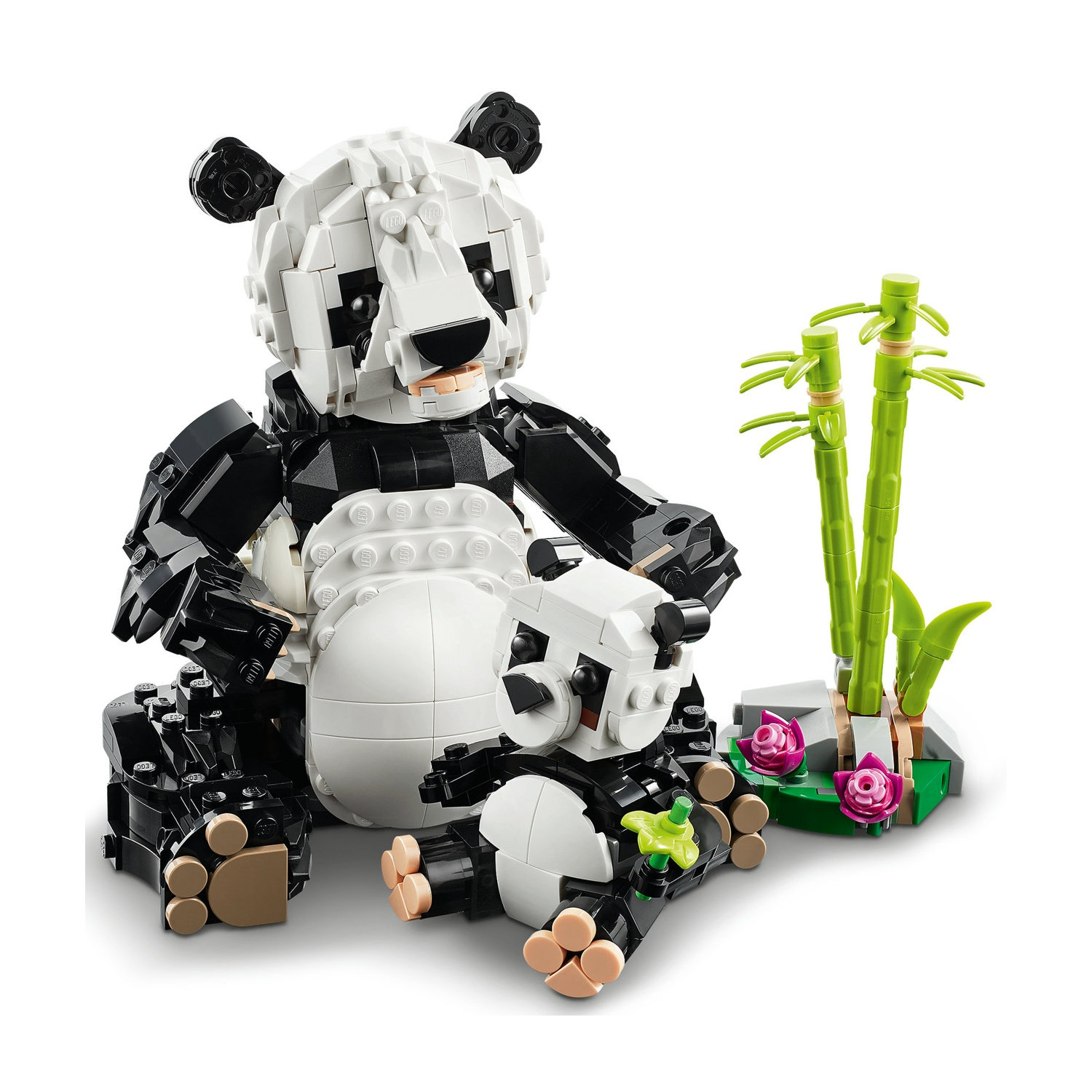 Un panda Lego e il suo cucciolo sono seduti insieme. Steli di bambù e fiori rosa a destra. Il panda è bianco e nero.
