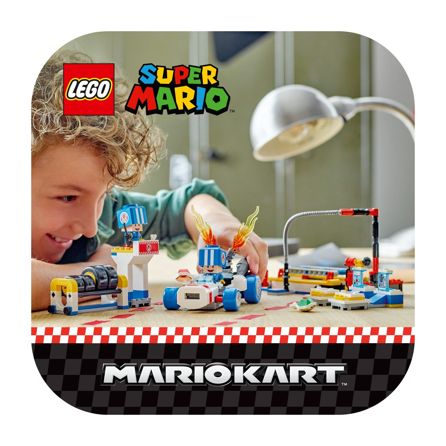 Un bambino gioca con un set LEGO di Super Mario. Il set presenta un circuito di gara e personaggi di Mario Kart. La scena è al chiuso.