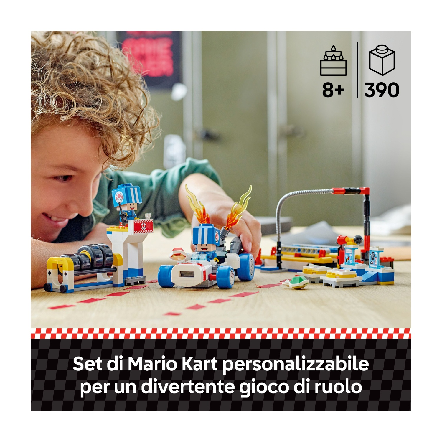 Un bambino sorride a un set Lego di Mario Kart. Il set presenta un kart, personaggi e elementi della pista. Lo sfondo mostra una stanza sfocata.