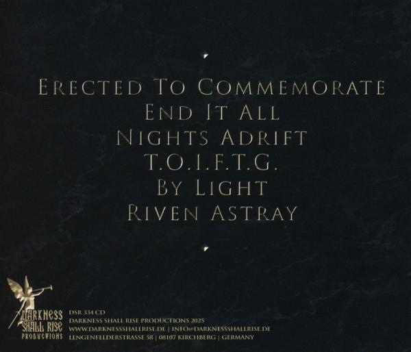 Schwarzer Hintergrund mit goldenem Text, der Albumtitel auflistet. Ein Logo befindet sich in der unteren linken Ecke, Kontaktinformationen unten.