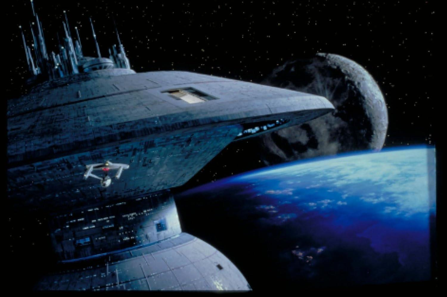 Ein großes Raumschiff im Weltraum mit einem Planeten und einem Mond im Hintergrund. Ein kleineres Schiff ist angedockt.