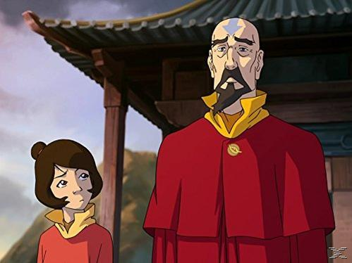 Zwei Charaktere aus Avatar: Der Herr der Elemente stehen draußen. Einer ist kahl mit Bart, der andere hat braune Haare. Beide tragen rote Roben.