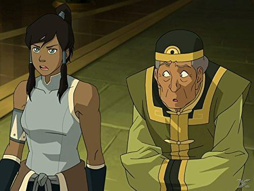 Korra und ein älterer Mann schauen überrascht. Korra trägt ein graues Oberteil, braune Hose. Der Mann trägt eine grüne Robe und einen Hut, beide mit goldenem Besatz.