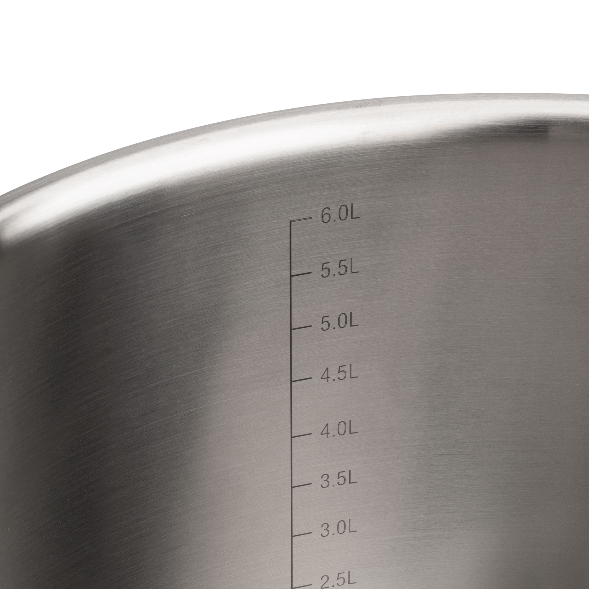 Primer plano del interior de una olla de acero inoxidable. Marcas de capacidad de 2.5L a 6.0L.