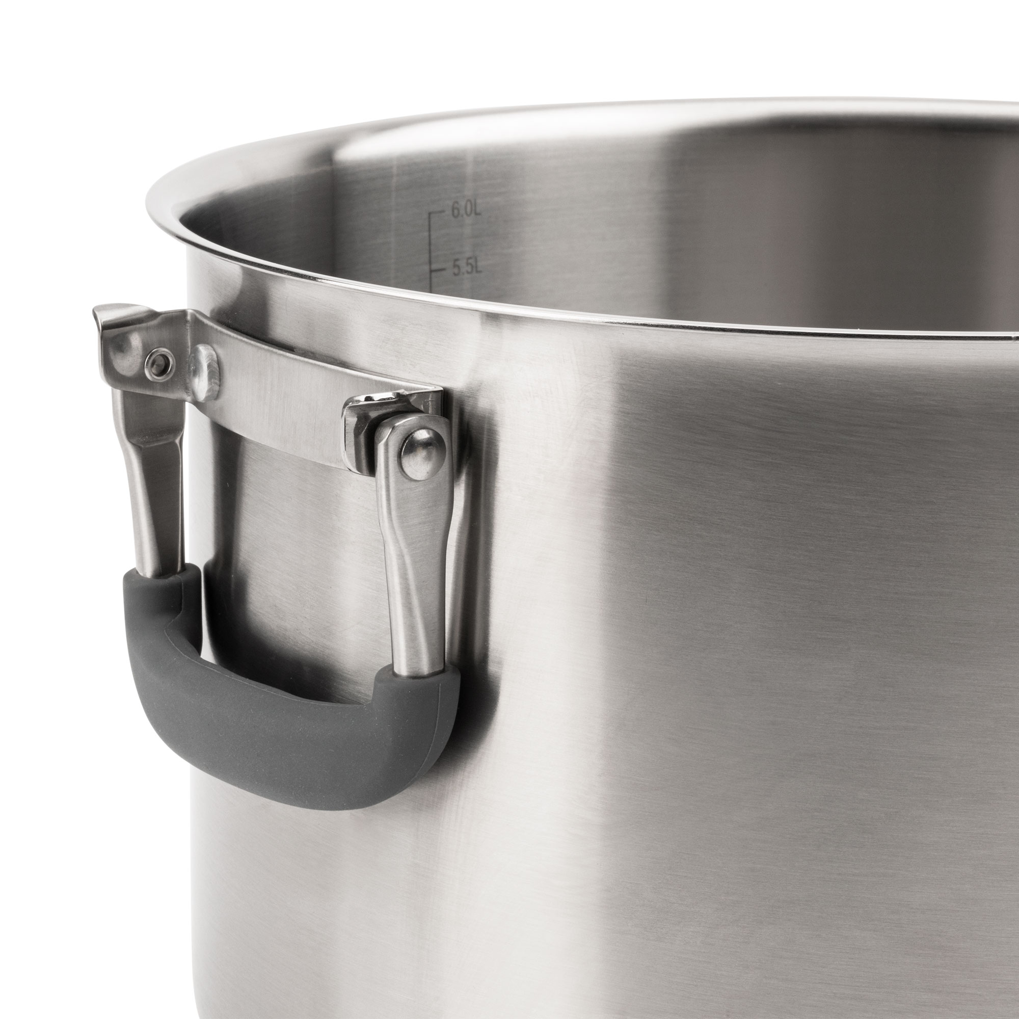Olla de acero inoxidable con asa y marcas de capacidad. El asa es gris. El fondo es blanco.