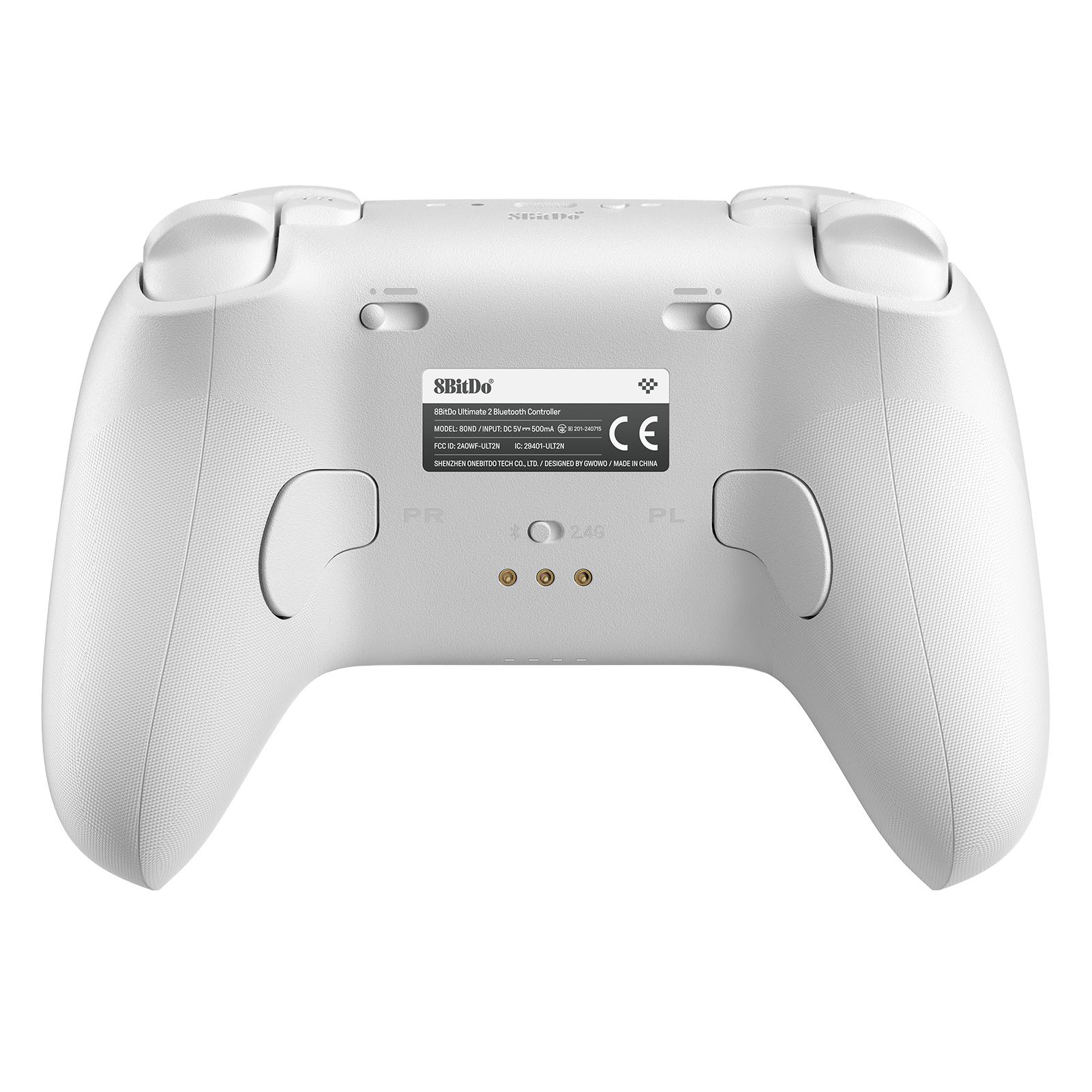Ein weißer 8BitDo-Spielcontroller. Er hat Knöpfe, Auslöser und ein Produktinformationsetikett.