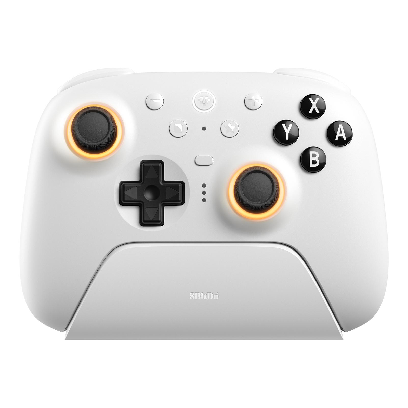 Weißes 8BitDo-Gamepad. Schwarze Joysticks und Tasten. Orangefarbene Akzente. D-Pad, X, Y, A, B-Tasten.