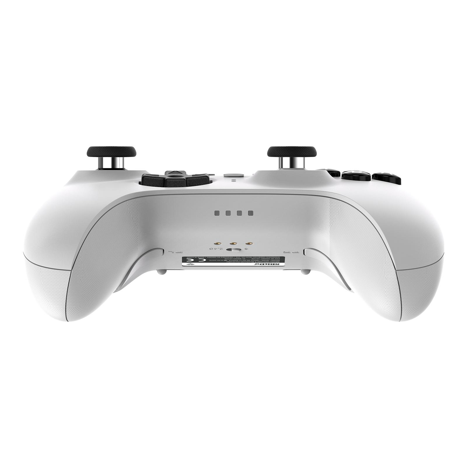 Ein weißer Gamecontroller mit schwarzen Knöpfen und Joysticks, isoliert auf weißem Hintergrund. Der Boden ist leicht sichtbar.