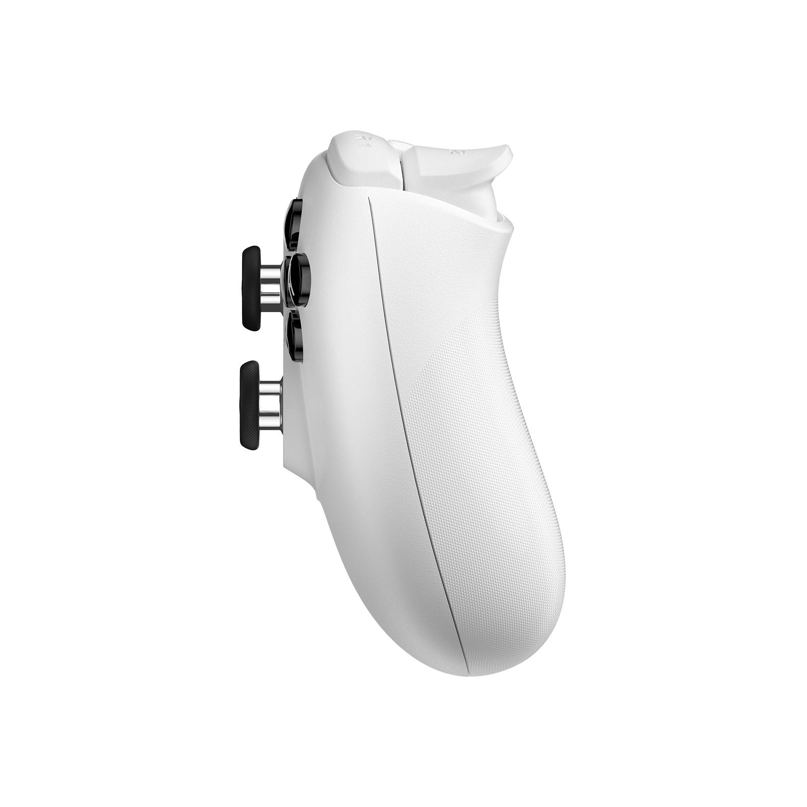 Ein weißer Gamecontroller auf weißem Hintergrund. Er hat schwarze Knöpfe und Auslöser.