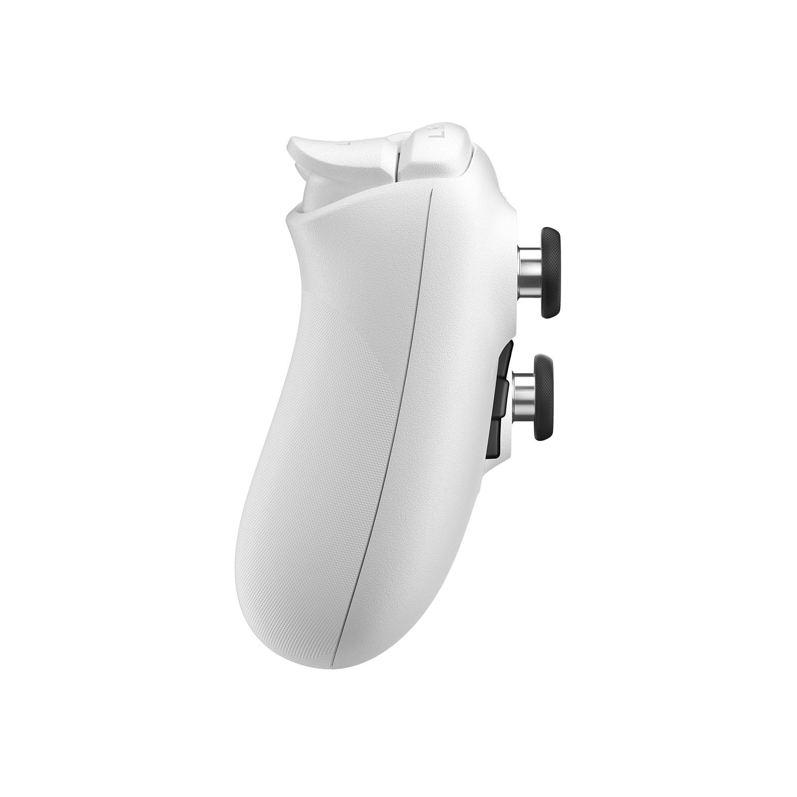 Ein weißer Xbox-Controller ist auf weißem Hintergrund isoliert. Es hat schwarze Thumbsticks und Tasten.