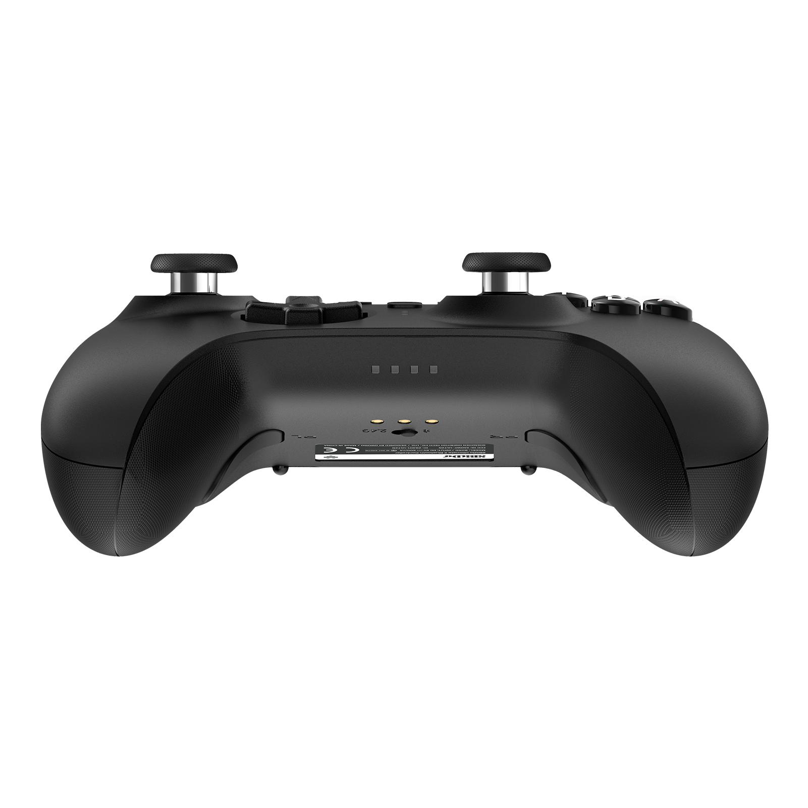 Ein schwarzes Gamepad mit zwei Joysticks, Knöpfen und einem zentralen Panel. Das Gamepad vor weißem Hintergrund.