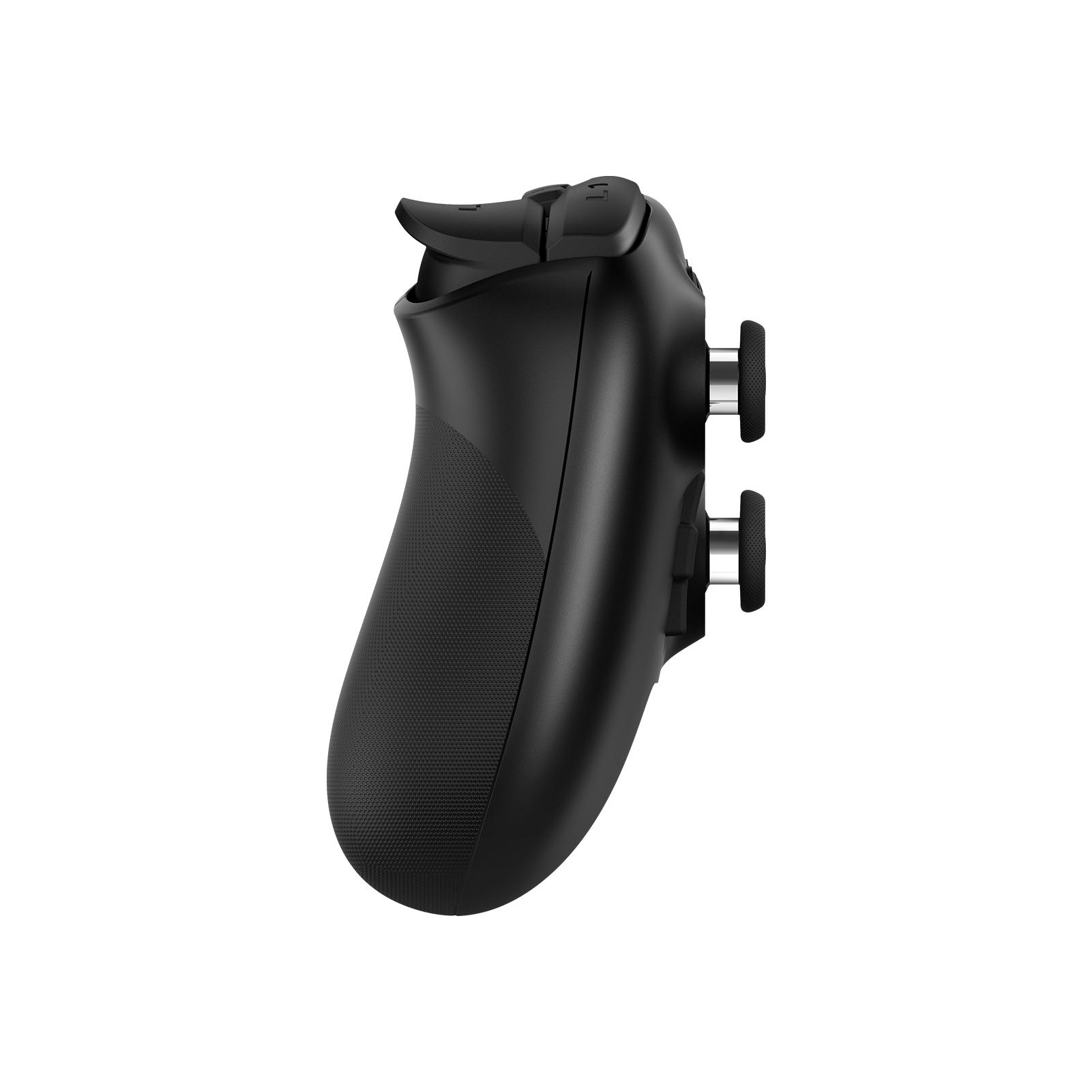 Ein schwarzes Gamepad mit Knöpfen und strukturierter Grifffläche vor weißem Hintergrund.