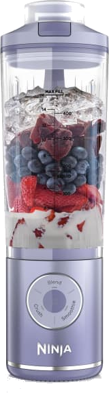 Ein Ninja-Mixer mit Eis, Erdbeeren, Blaubeeren und einer cremigen Basis. Er hat Mix-, Crush- und Smoothie-Einstellungen.