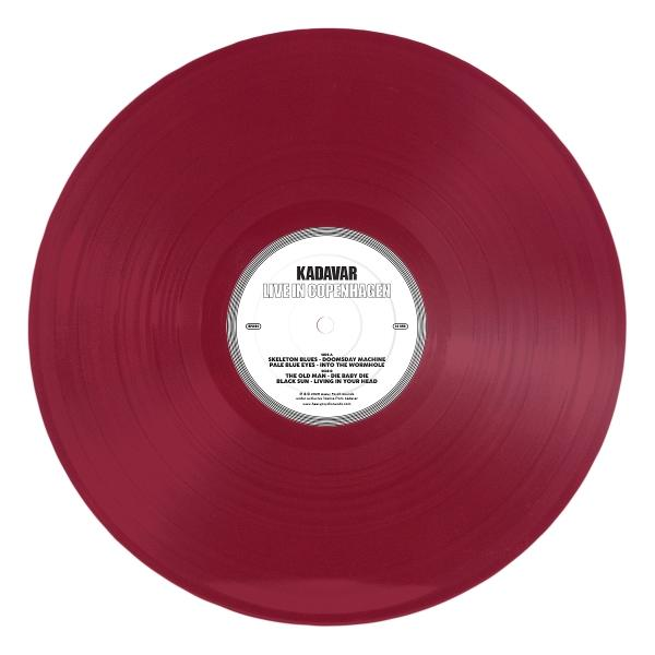 Eine weinrote Vinylplatte mit dem Text "KADAVAR LIVE IN COPENHAGEN" auf einem weißen Etikett. Titel sind unten aufgeführt.