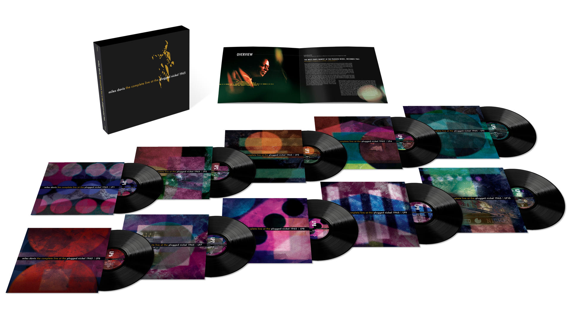 Album-Set: Miles Davis 'Complete Live at the Plugged Nickel 1965'. Vinylplatten mit farbenfrohen, abstrakten Covern werden gezeigt.