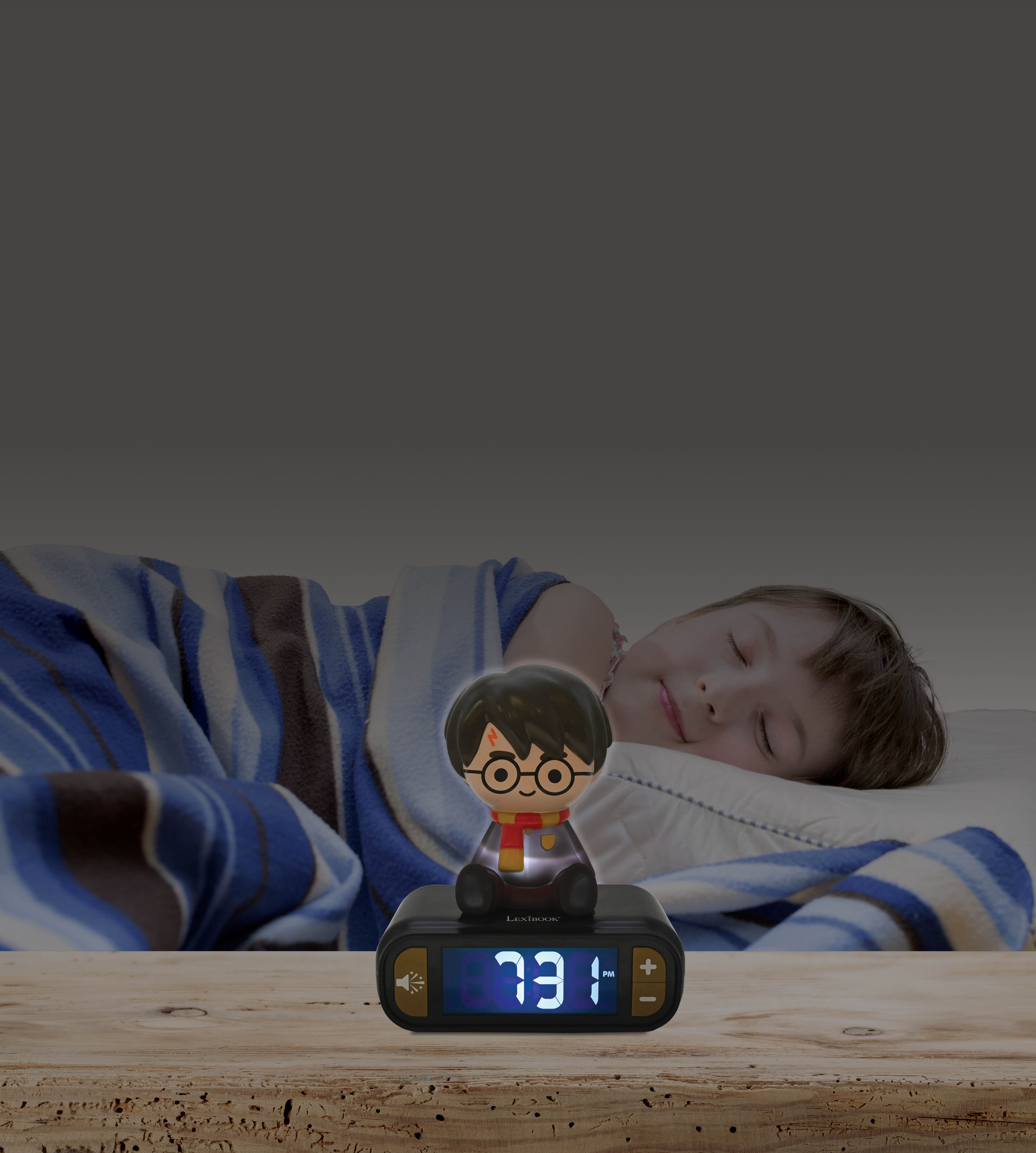 Ein Kind schläft, eine Harry-Potter-Uhr steht auf einer Holzoberfläche. Die Uhr zeigt 19:31 Uhr.