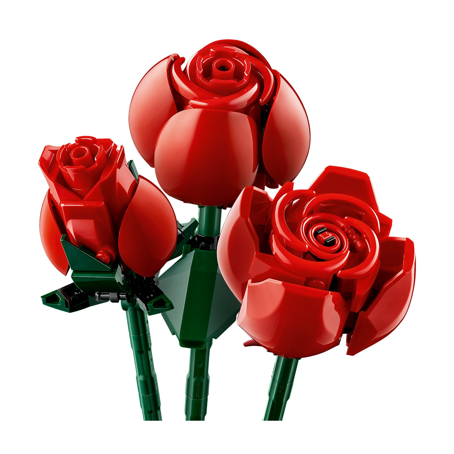 Tre rose Lego, petali rossi e steli verdi, su sfondo bianco. Le rose sono in diverse fasi di fioritura.