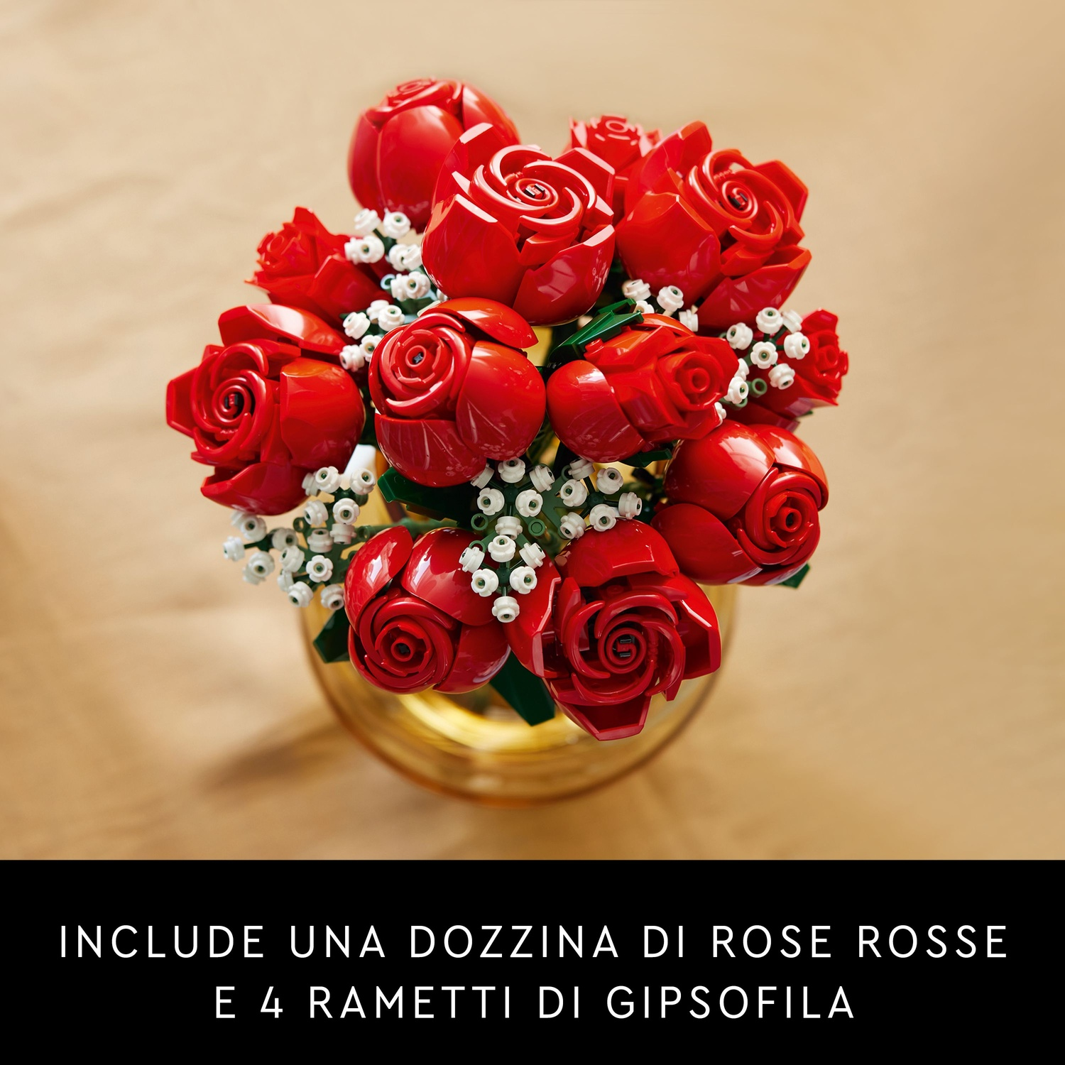 Un mazzo di rose rosse e gipsofila bianca in un vaso di vetro, su sfondo marrone chiaro.