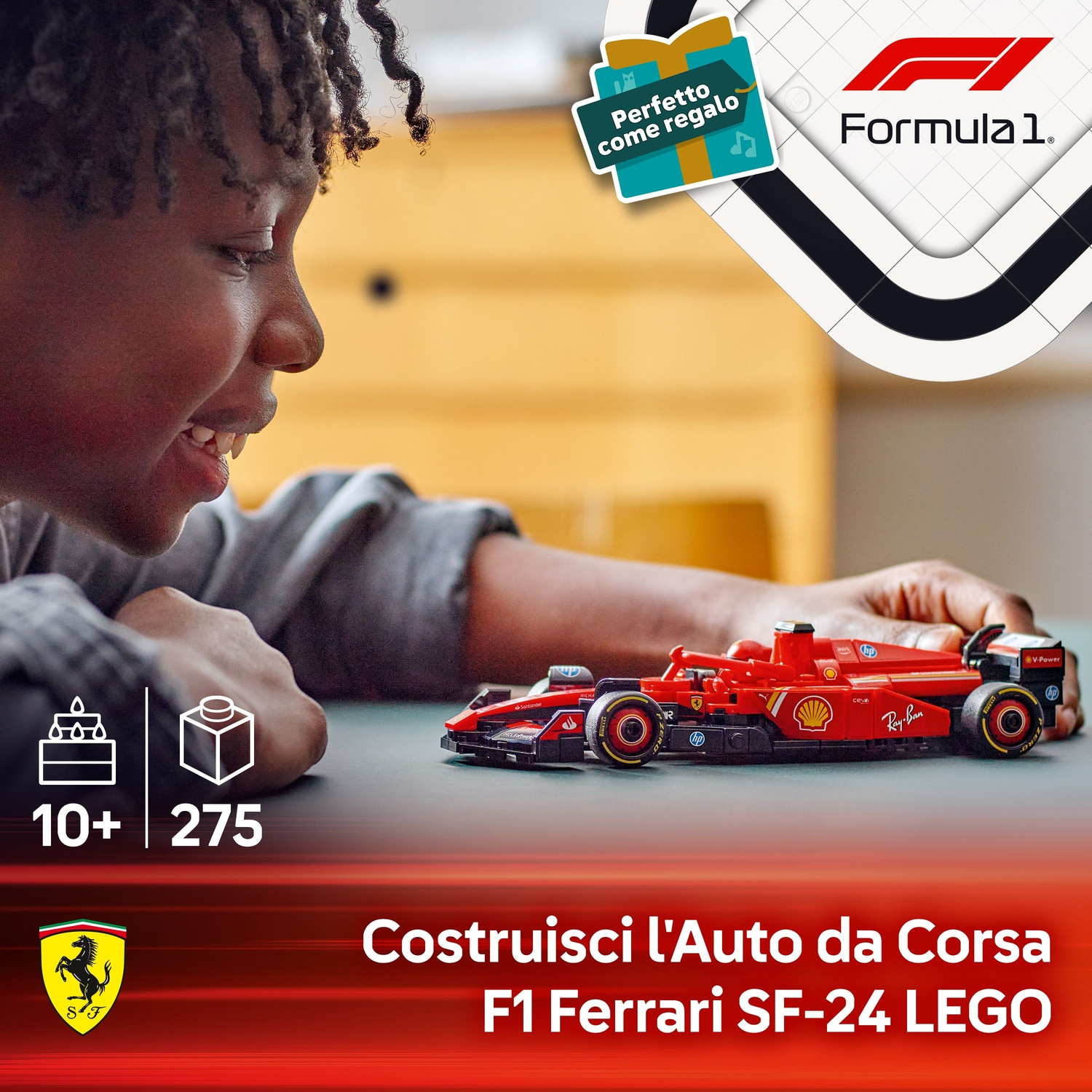 Un ragazzo sorride, tenendo un'auto LEGO Ferrari F1 rossa. L'immagine include il logo F1, mattoncini LEGO e testo italiano.