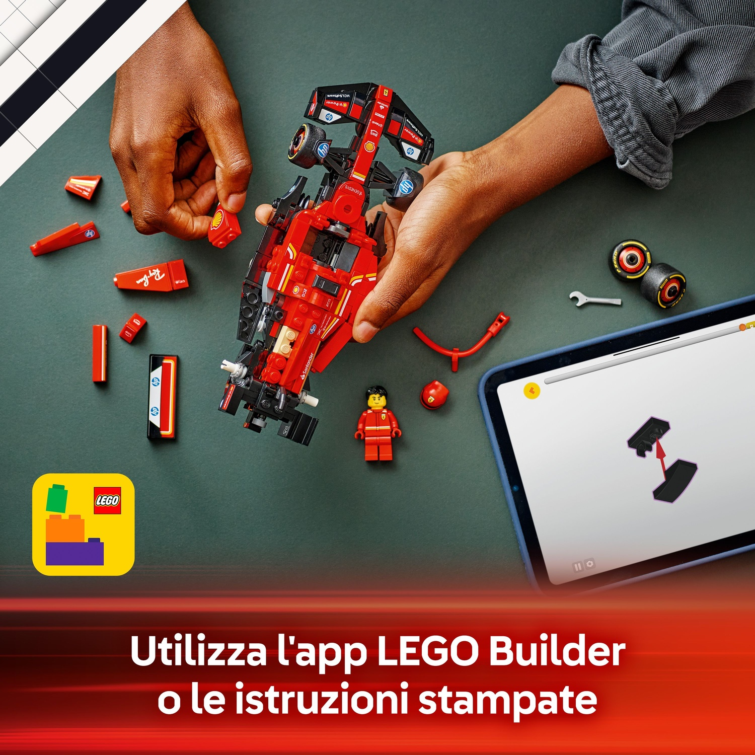 Mani assemblano una macchina da corsa LEGO rossa con pezzi sparsi su una superficie verde scuro. Un tablet mostra le istruzioni.