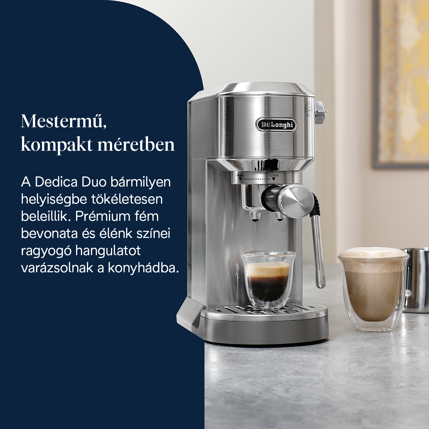 Egy DeLonghi eszpresszógép egy pohár eszpresszóval és egy latte-val. A gép ezüstszínű, szürke munkalapon.