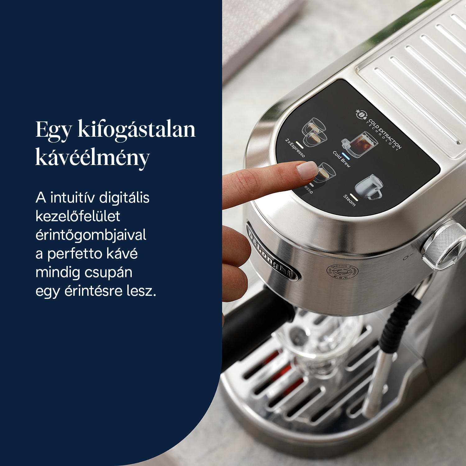 Egy kéz megnyom egy gombot egy kávéfőző gépen. A gép ezüstszínű, eszpresszó és hideg főzés gombokkal.