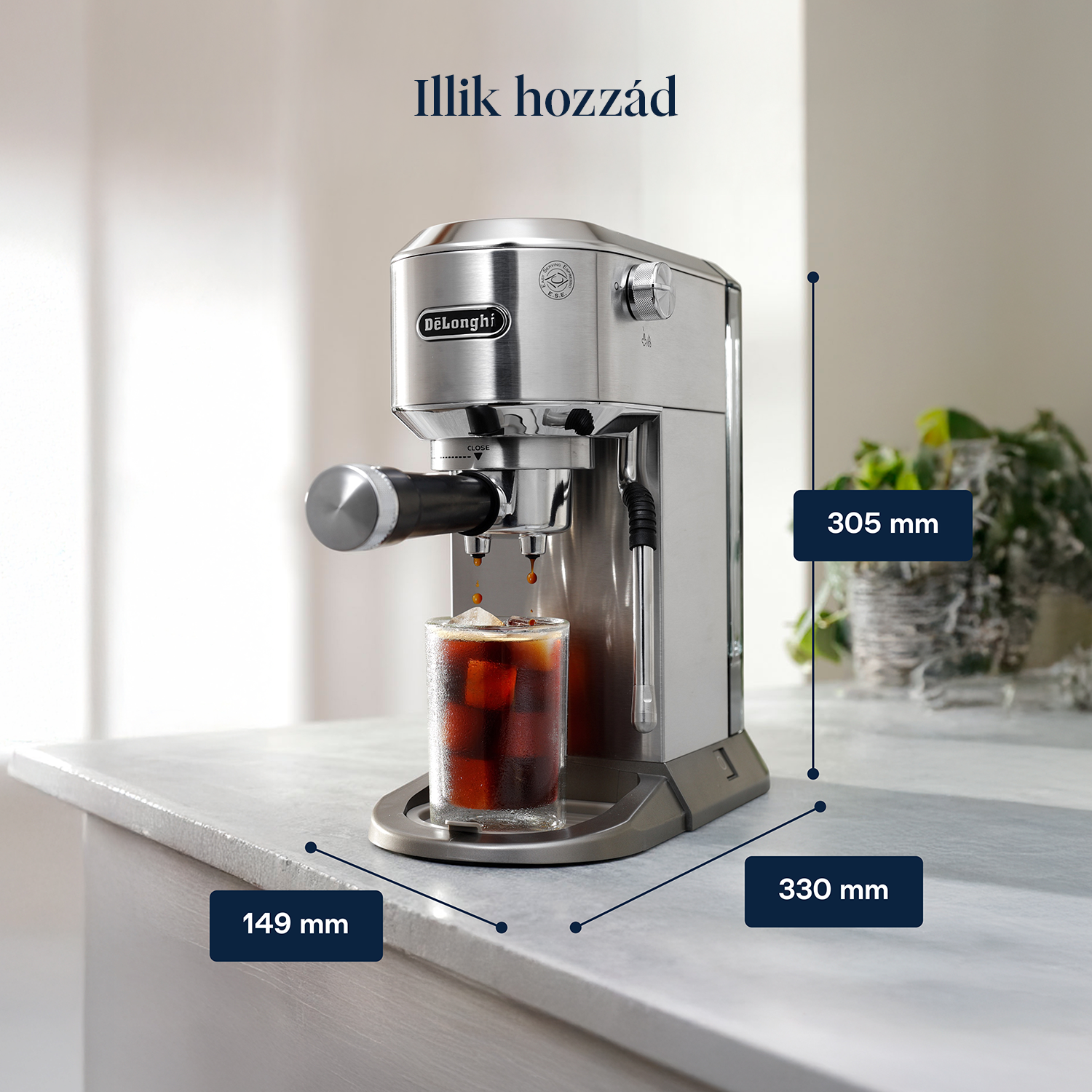 Egy rozsdamentes acél eszpresszógép kávét készít egy jégkockákkal teli pohárba. Méretek: 305mm, 330mm, 149mm.