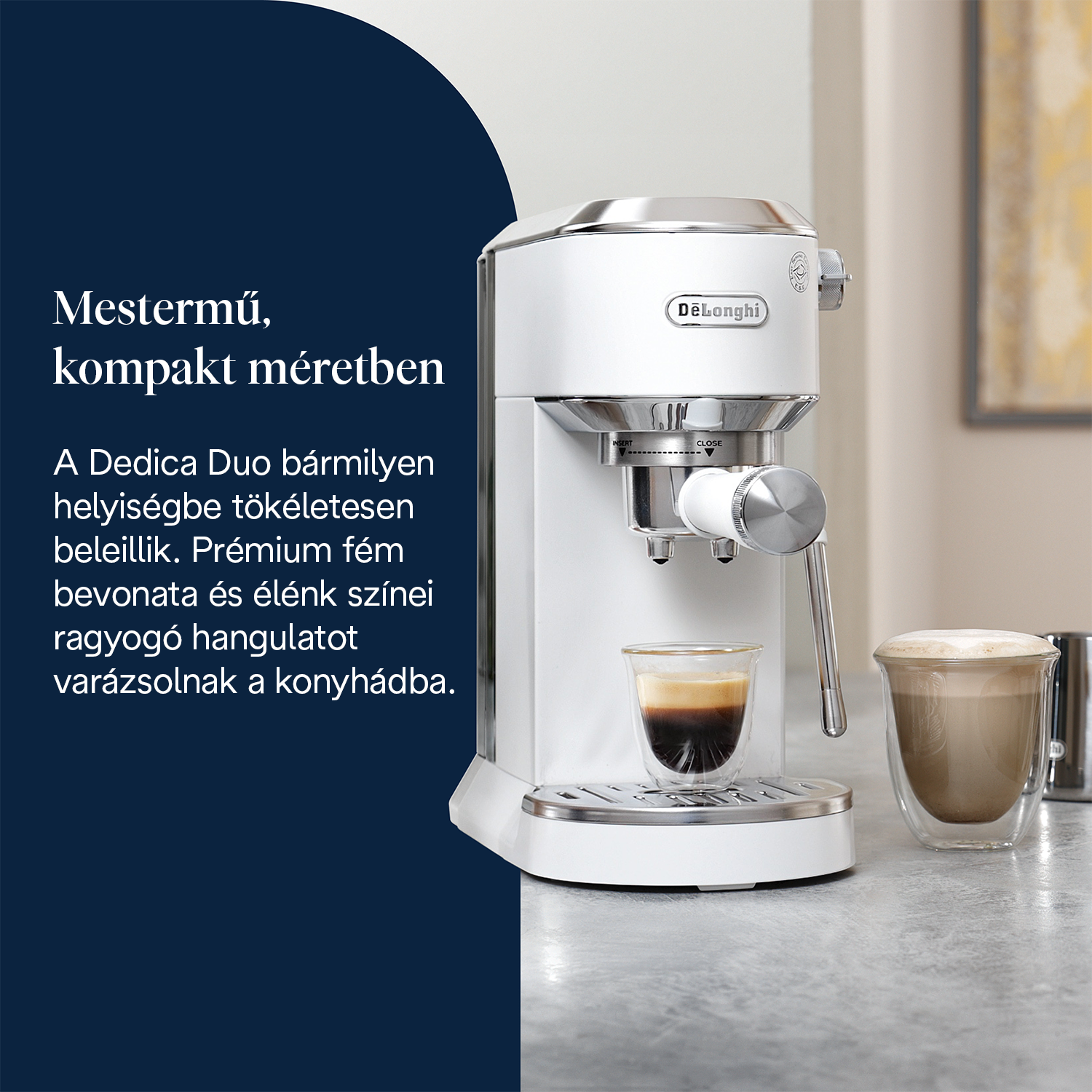 Egy fehér Delonghi kávéfőző gép, előtte egy pohár kávéval. Jobbra egy pohár latte.