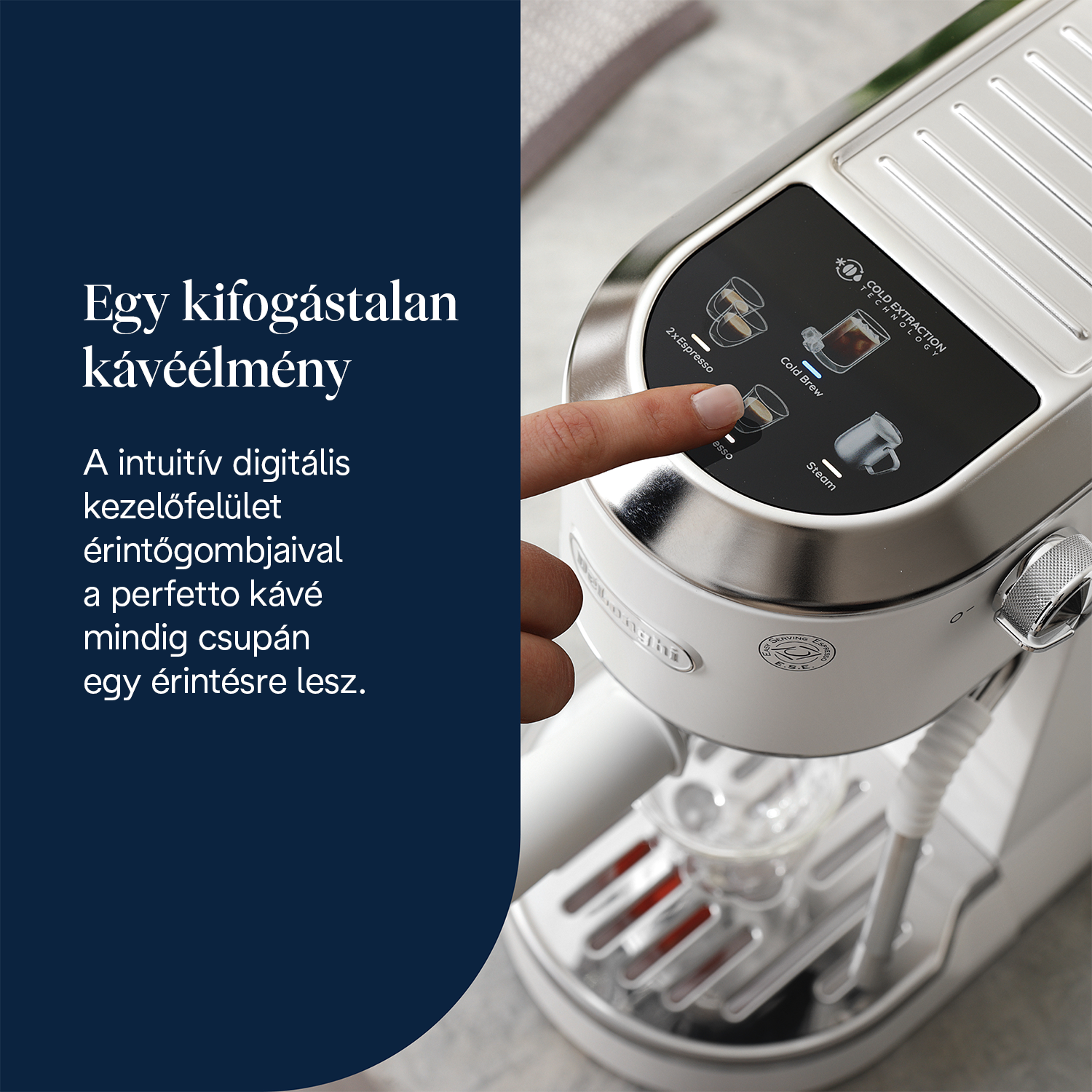 Egy kéz megnyom egy gombot egy fehér eszpresszógépen. A gépen érintőképernyős vezérlők vannak, alatta egy üvegpohár látható.